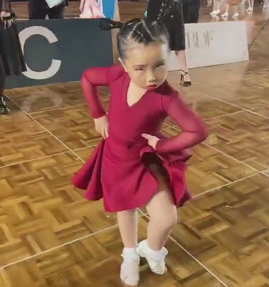 气质拿捏到位,网友:一秒一个表情包|孩子|拉丁舞|刘厶涵|辣目洋子