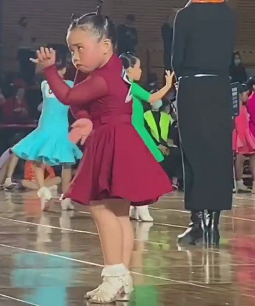 跳舞时的表情也是千变万化,拉丁舞者的表情要充满热情与自信,虽然刘厶