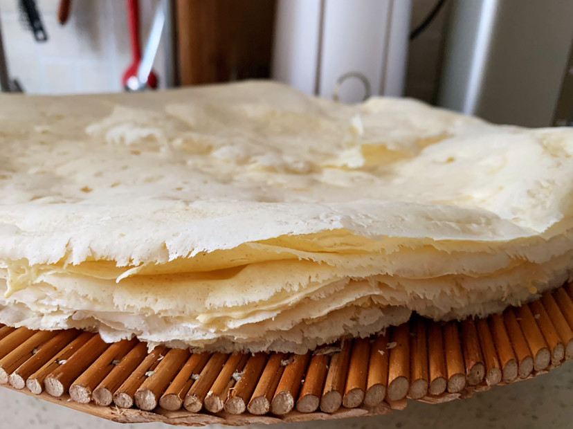 罕见的山东临沂大煎饼的做法山东婆婆在北京用土方法做煎饼