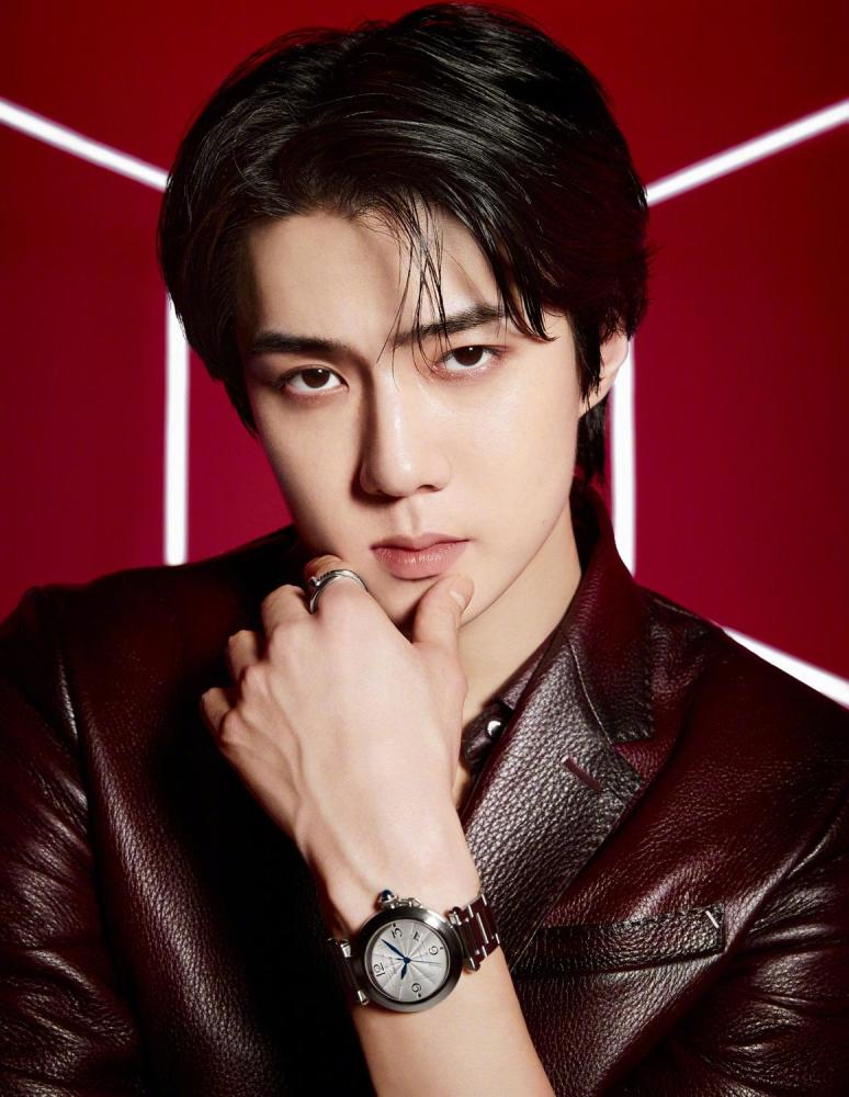 exo吴世勋新发型变花美男穿迪奥白风衣贵气魁梧一脸肉嘟嘟竟无违和感