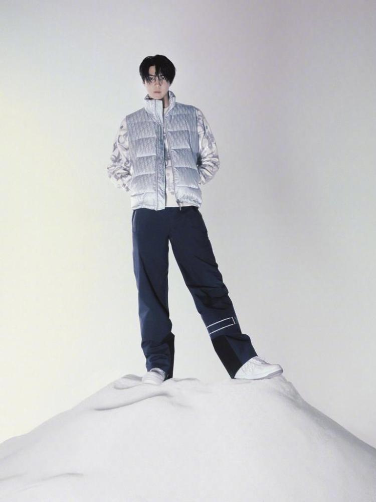 exo吴世勋新发型变花美男穿迪奥白风衣贵气魁梧一脸肉嘟嘟竟无违和感