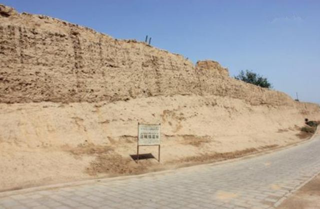 房山区琉璃河乡董家林,黄土坡村一带发现了一处规模相当大的商周遗址