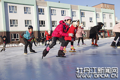 12月8日,市朝鲜族小学校园操场上,100多名喜好滑冰的学生正在滑冰场上