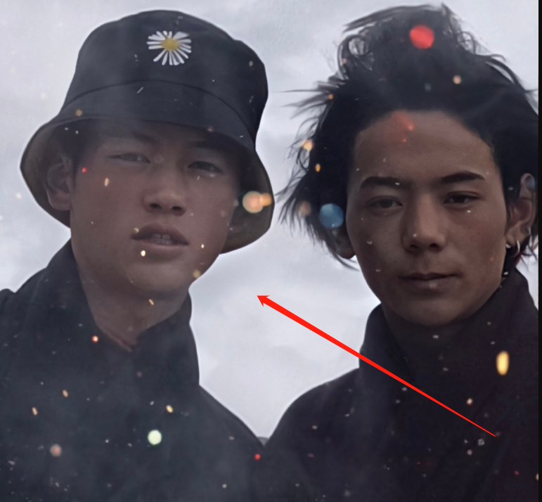 完颜家庭丁真哥弟俩都长得帅就连舅舅五官也长得像郑伊健