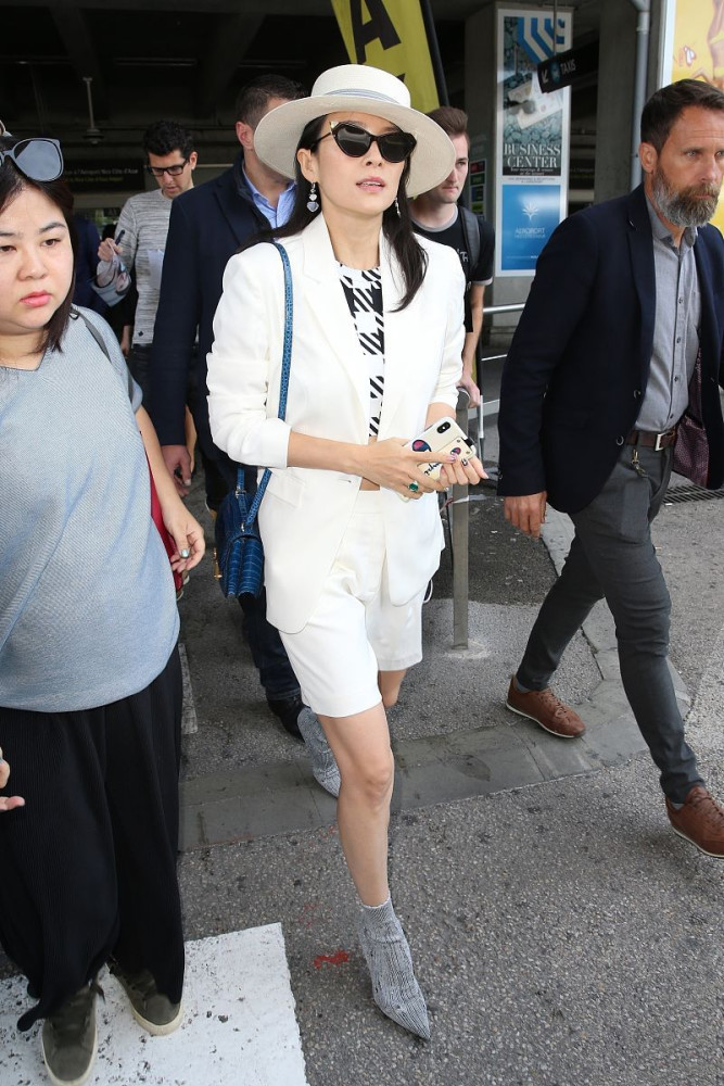 章子怡穿衣有一套,灰针织衫配白裤显低调,但"袜子"搭的好醒目_腾讯