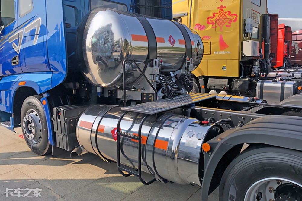 500马力燃气机2240升大气罐解放j7lng重卡来了