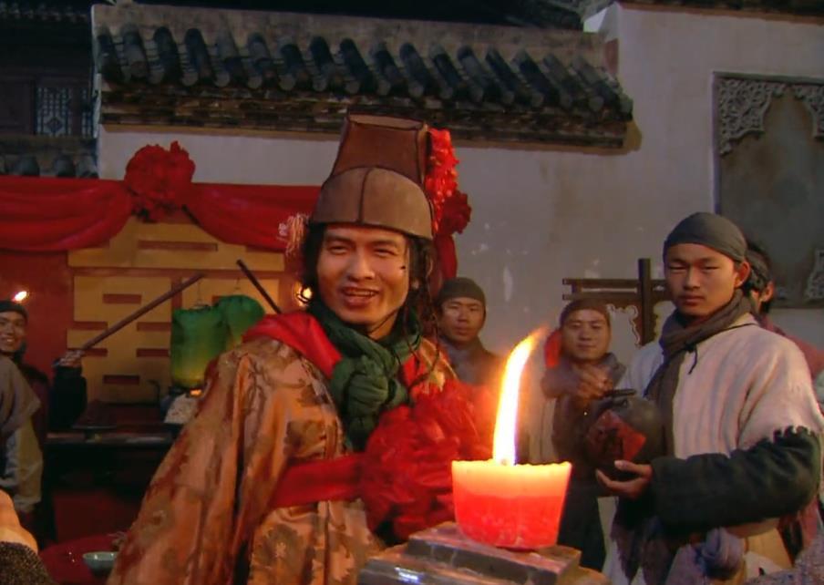 水浒传中,小霸王周通和金眼彪施恩,谁的武功更高一些?_腾讯新闻