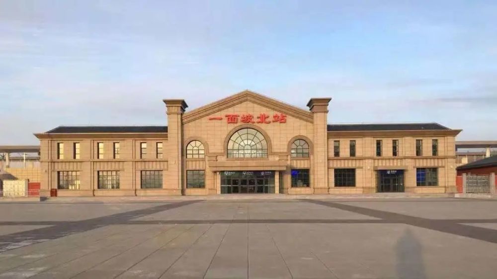 站房建筑面积295469平方米,设计风格简洁硬朗   一面坡北站