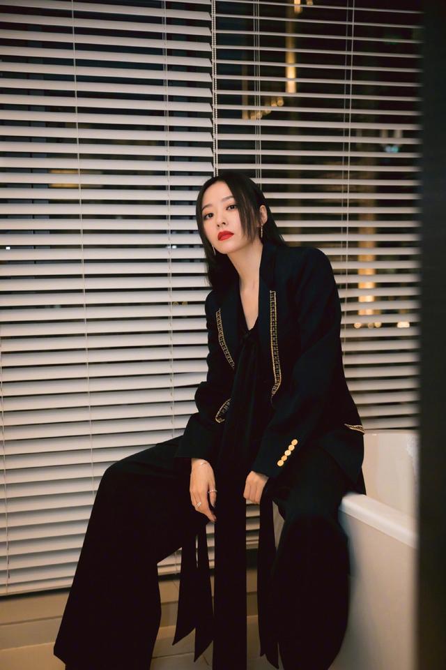 张靓颖真会穿拼接长裙秀长腿薄纱下的朦胧感好诱人