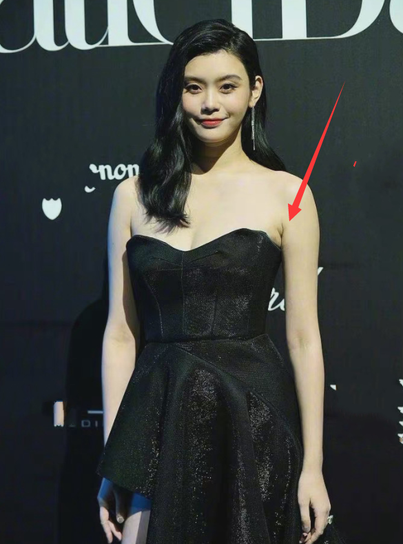 奚梦瑶产后身材恢复如何穿上束腰液体裙后勒出腋窝赘肉尴尬了