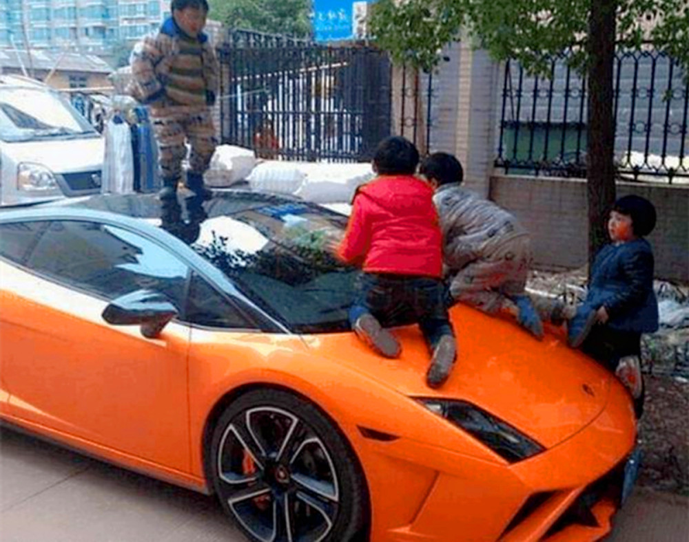 熊孩子"坑爹"创纪录,划45辆车须赔150万,家长:他还是个孩子