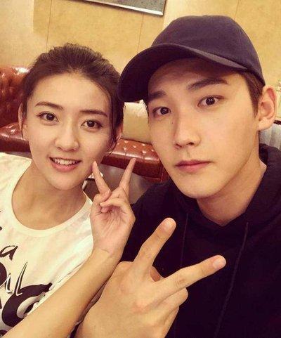 邢昭林夜会北电女学生,女方提前开房穿浴袍迎接,飞扑入怀热情相拥