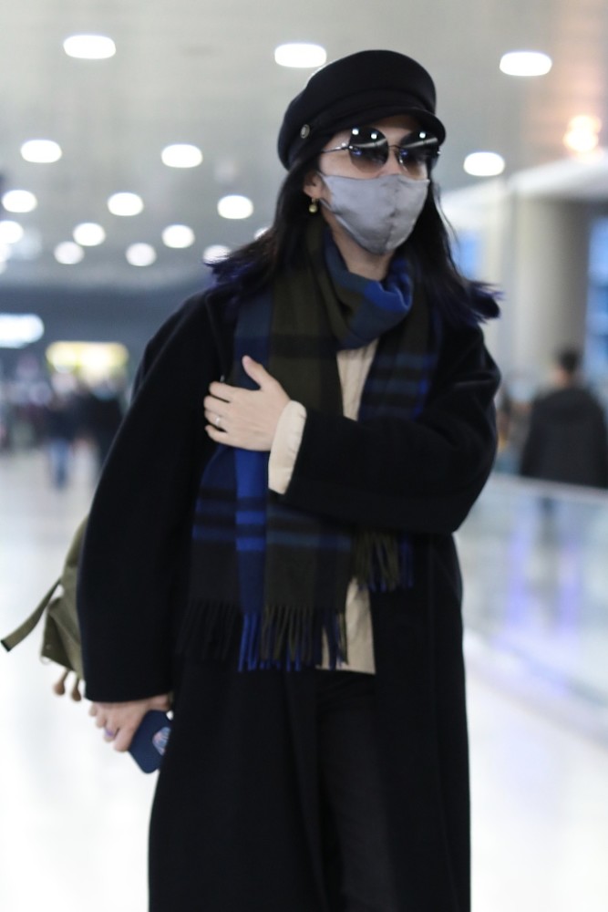 姚晨穿黑大衣戴贝雷帽简约时尚 获粉丝要签名合照