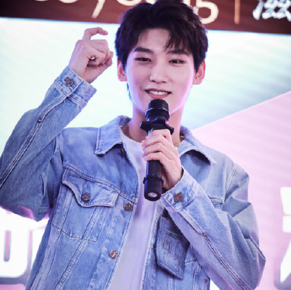 新恋情邢昭林与北电女生电梯搂抱互动亲密女方穿浴袍身材好