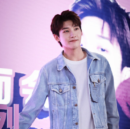 新恋情邢昭林与北电女生电梯搂抱互动亲密女方穿浴袍身材好