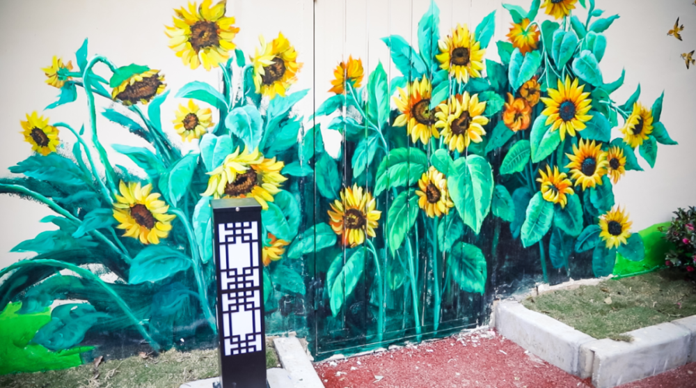 窗台下流着瀑布墙角四季开着向日葵谁家小区变景点