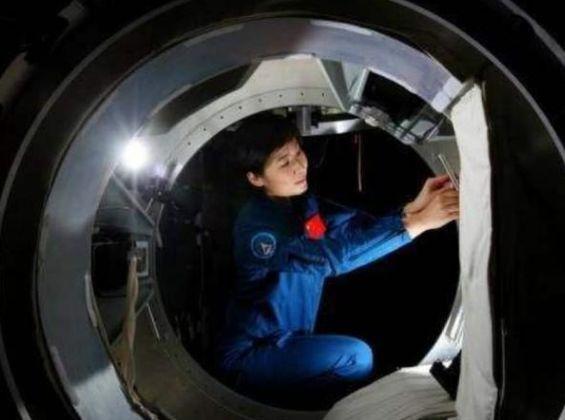 宇航员|女航天员刘洋在太空生活，怎么保护女性“隐私”呢？方法很简单