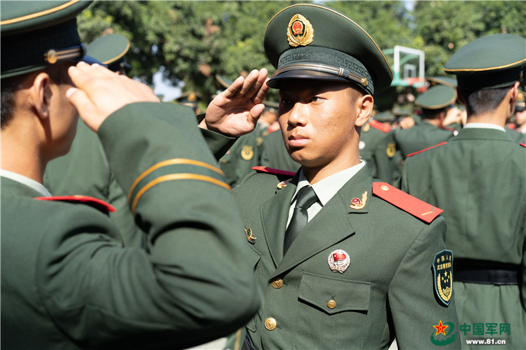新兵授衔,一道拐的青春从这里启航!