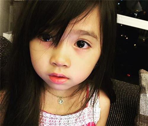 5岁混血女童因长相漂亮,被迪拜富豪收养,家人获别墅,现怎样了