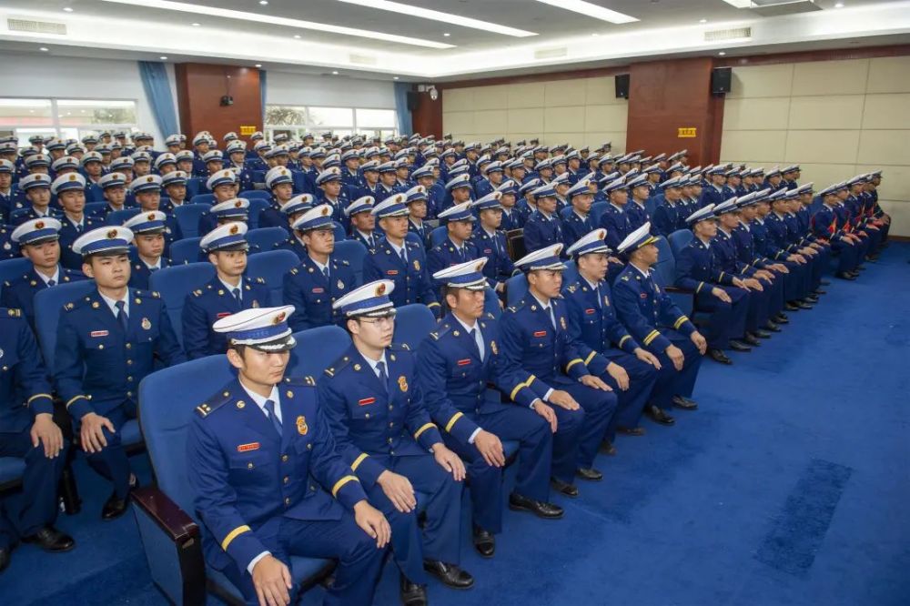 仪式上的241名消防员是海南省消防救援总队2019年第二批招录的,他们中