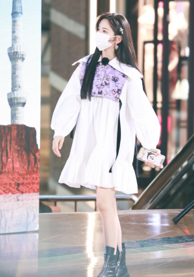 别人还在穿马丁靴,杨超越已经换上"毛毛靴",显瘦又显腿长