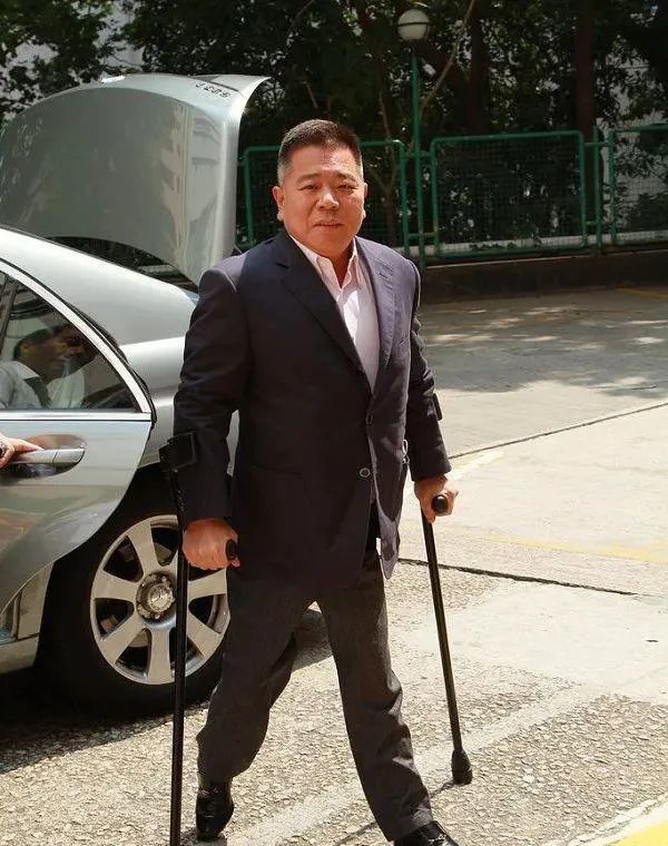 为"跛豪二代",其家族背景极为强大,因为小时候患了小儿麻痹症所以腿瘸