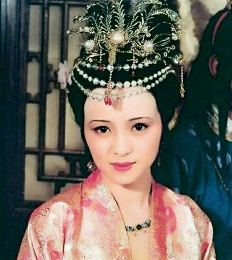 贾珍为何说秦可卿比儿子贾蓉强十倍?