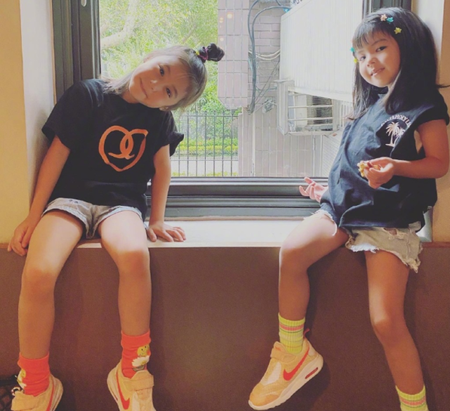 就比如咘咘跟波妞,作为娱乐圈中出了名的高颜值萌娃