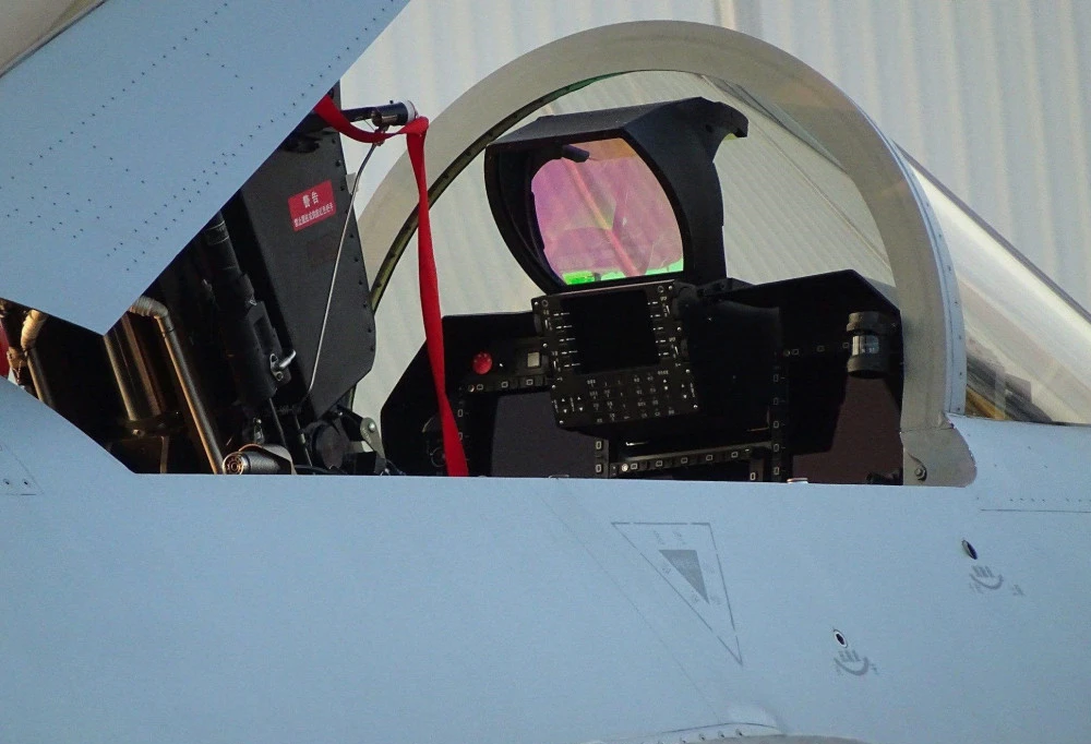 歼10c座舱曝光飞行员态势感知能力大幅提高显示器面积惊人