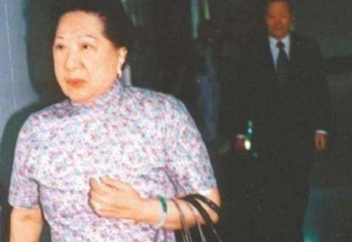 结语孔令仪的一生可以说是顺风顺水,过着不知钱财为何物的随心所欲的