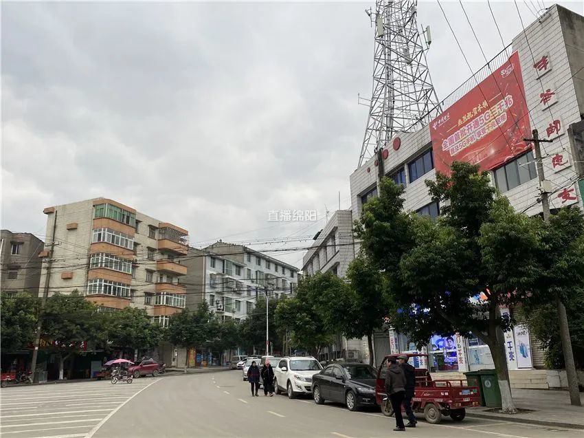 桥位起于丰谷场镇食品厂,将与河道呈85度斜交后跨规划河堤与经开区