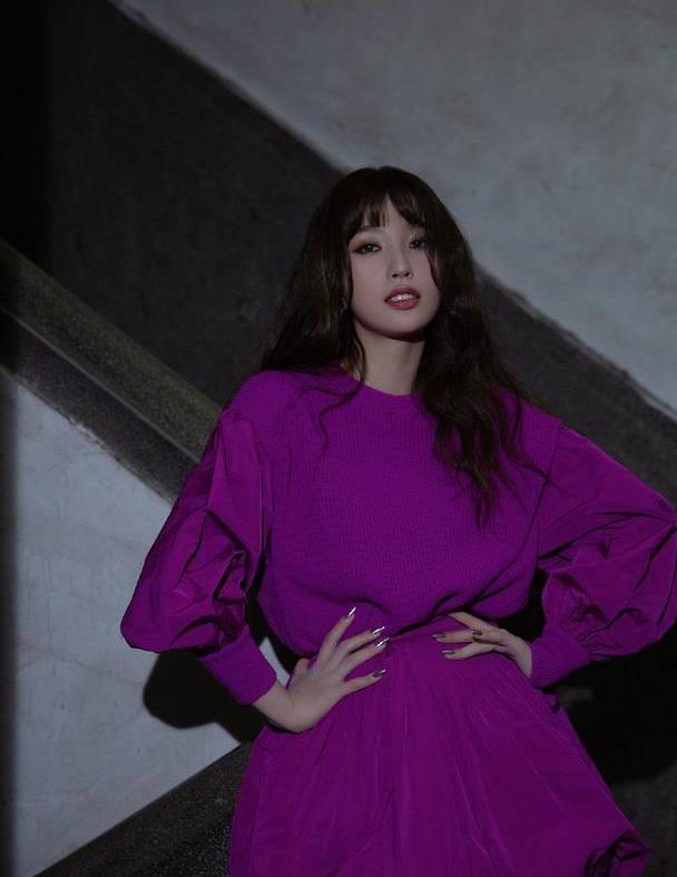 居然被虞书欣惊艳到了,穿紫色短裙配波兰卷长发,复古又高级