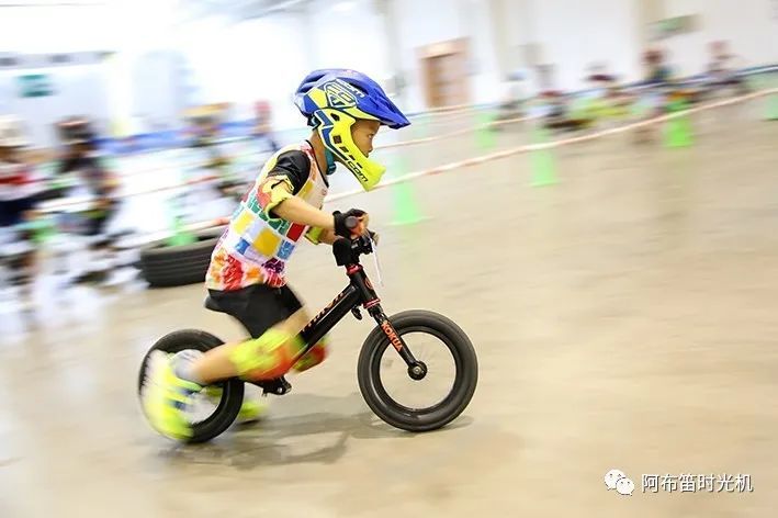 央视曝儿童平衡车安全风险这种车25岁的娃都在骑