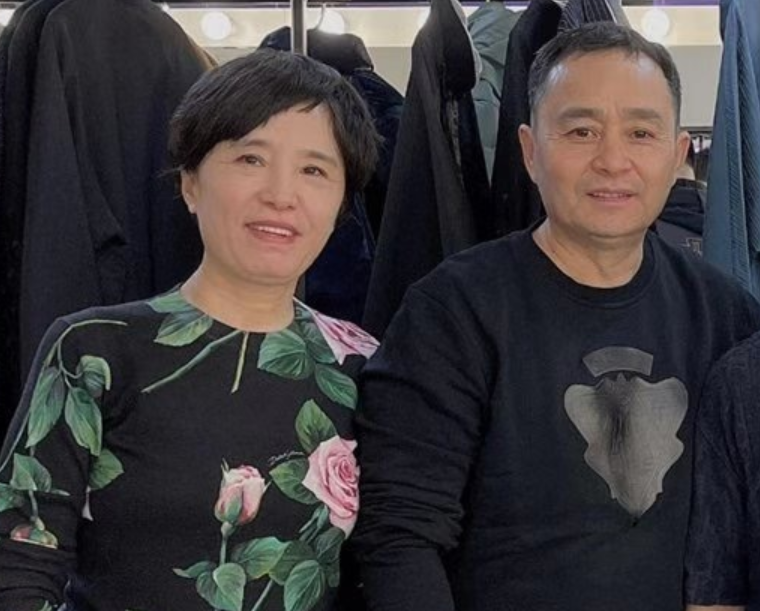 杨幂父母去看相声后台花絮照被传开杨幂妈妈近照成亮点