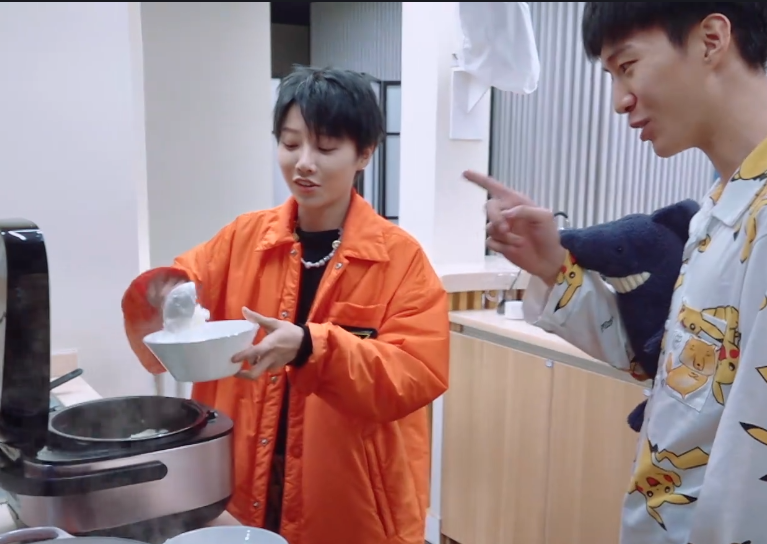 范丞丞闻到饭香下楼看清刘雨昕做的菜表情失控一般人没勇气尝