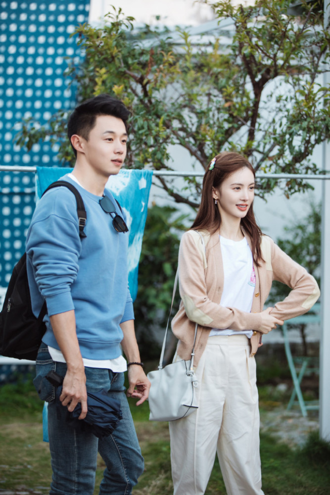 女儿们金晨陈一鸣约会金大喜穿针织开衫变小淑女照穿美