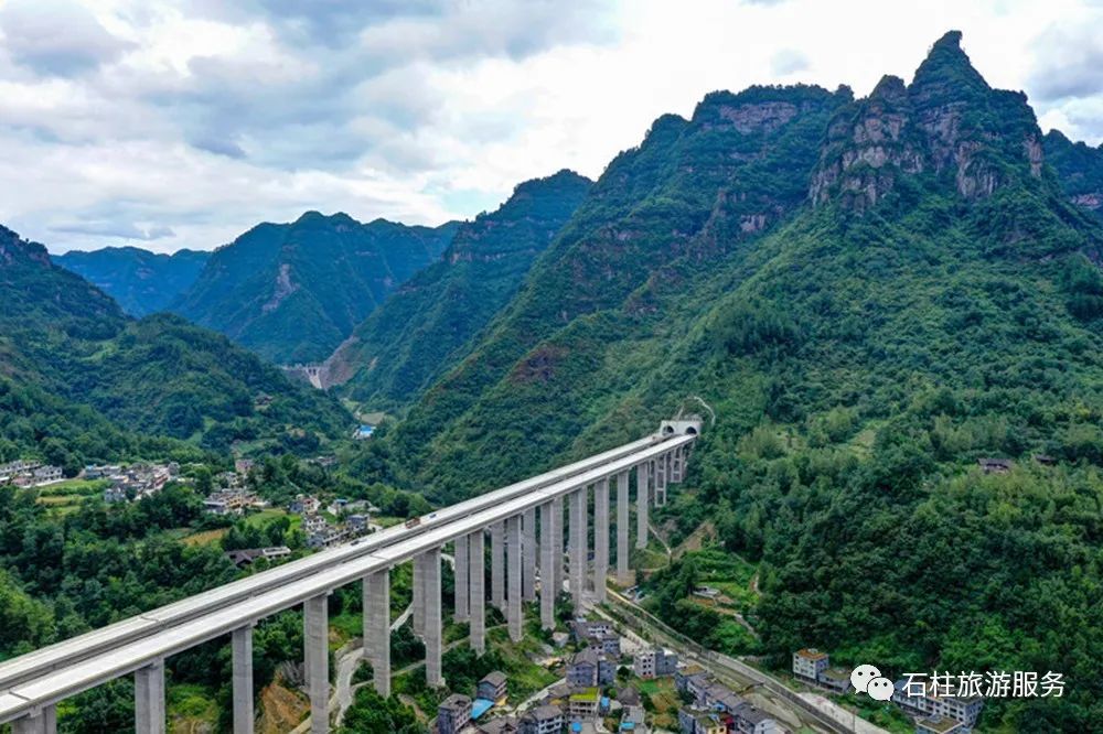 石黔高速公路是重庆市高速公路网规划三环十八射多联线中的重要联线