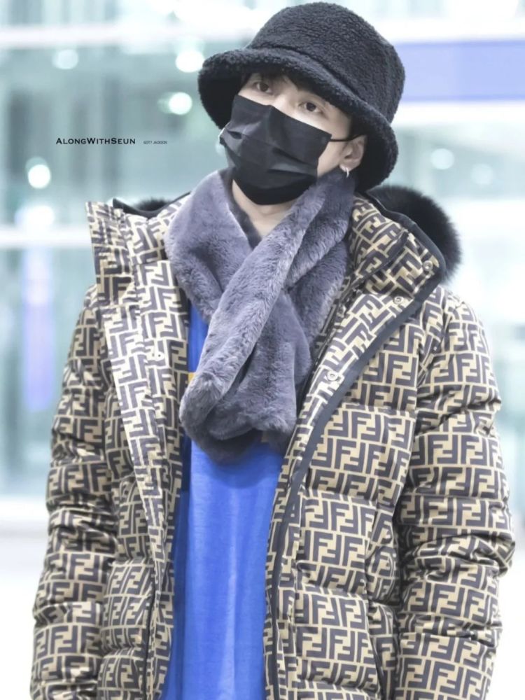 随手一翻王嘉尔的机场图,毛线帽,鸭舌帽,渔夫帽应有尽有,不论什么季节