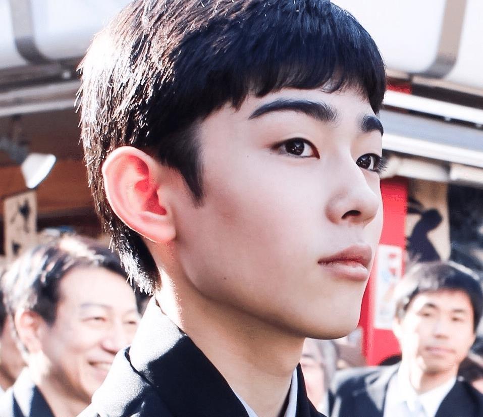 日本第一美少年登开年刊涂大红唇湿发撩人2岁就登台表演