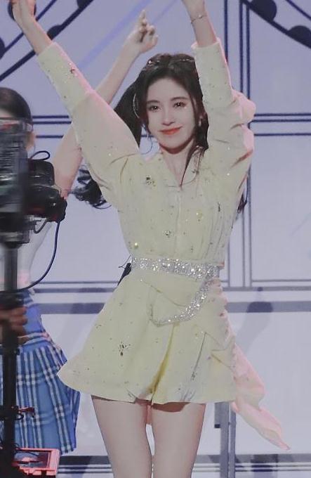 鞠婧祎牺牲有多大高清镜头前扭胯这身材一般人招架不住