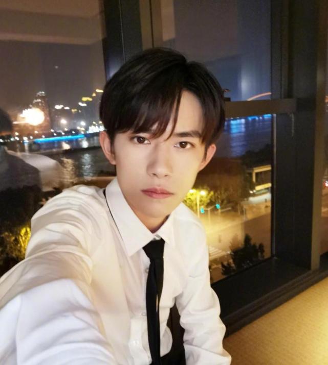 易烊千玺时尚圈新秀,白衬衫搭配中分发型,难掩高级感