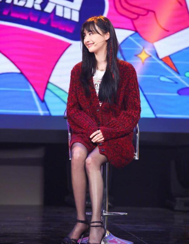 郑爽这一款针织开衫是长款的,采用的是上松下紧的穿法,搭配一双肉丝袜