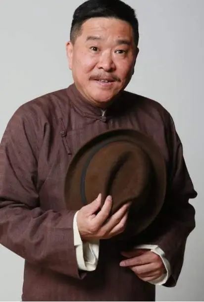 《曲苑杂坛》主持人邹德江近照,54岁面部松弛显老态