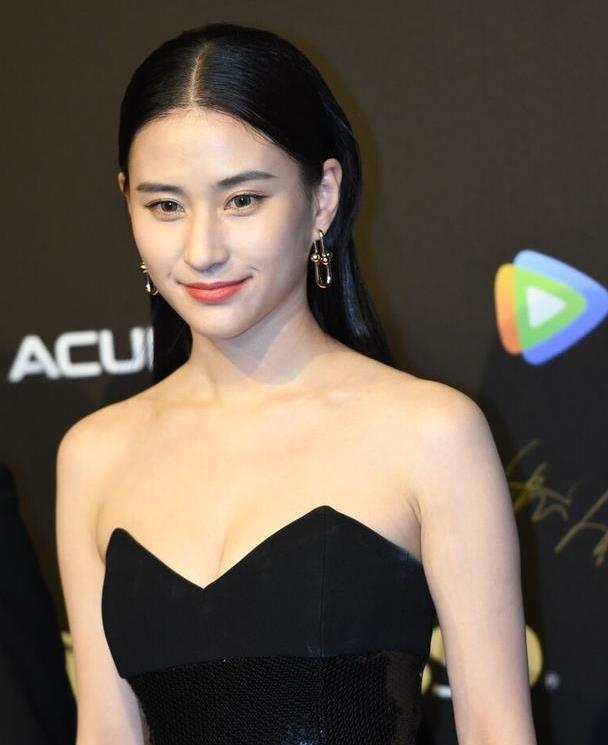 何超莲亮相电影节,穿黑色抹胸礼裙秀苗条身材,好气质真迷人