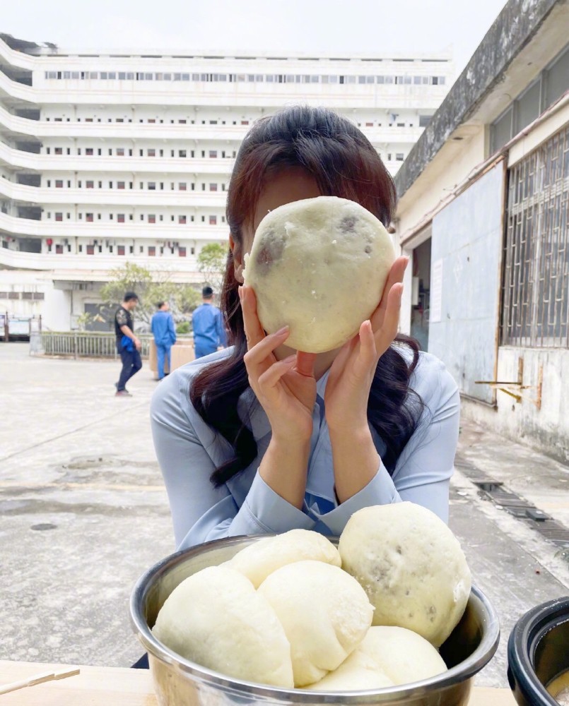 手拿包子的真实图片图片