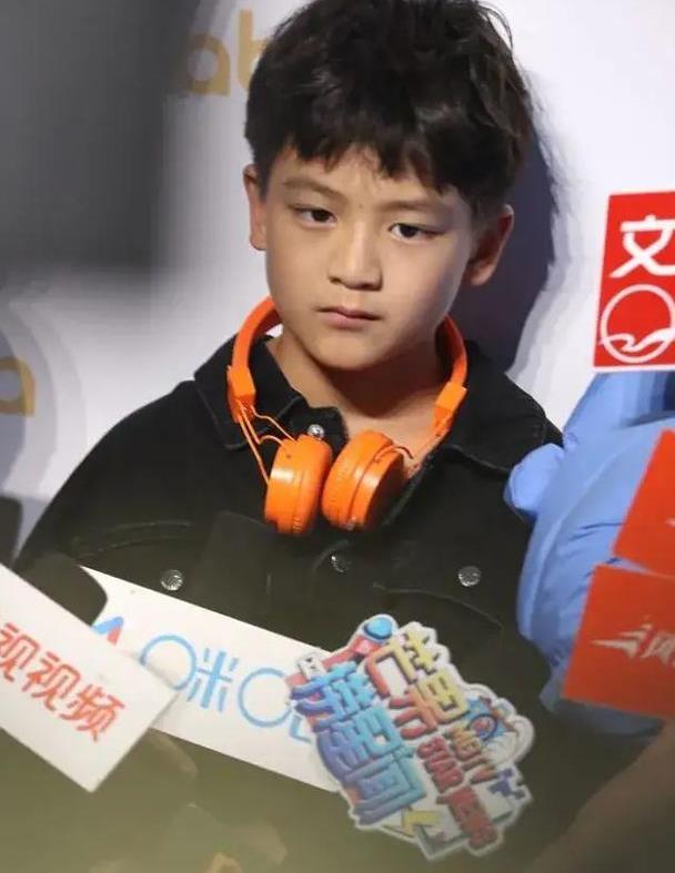 不得不说田宸羽真的是和田亮长得太像了,就像是