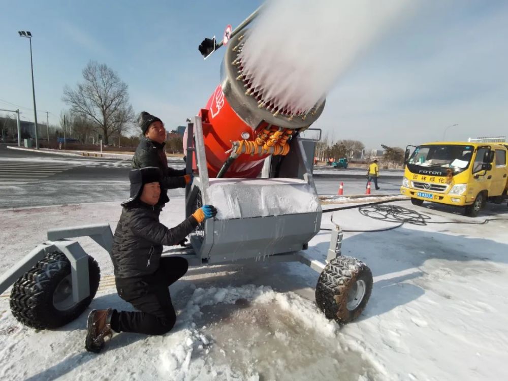 海东路,飞机场出入口,大黑河等公园广场,街道节点进行人工造雪,留白