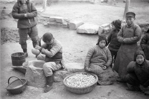 1942年河南大饥荒饿死300万人树皮啃光图5孩子的表情令人揪心