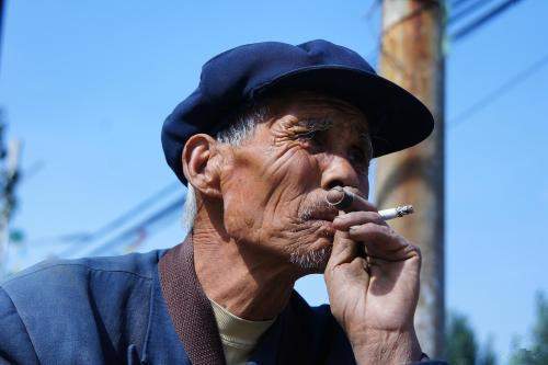 70岁大伯的感慨:30年前的婚外情,30年后得到了报应,女人真狠_腾讯新闻