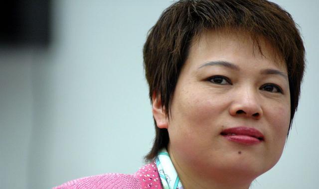 女首富的衰败用鸡毛换糖赚330亿今却负债357亿咋回事